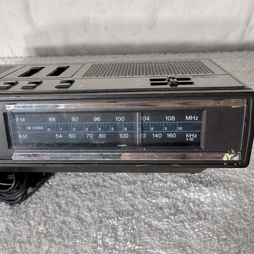 Vintage Realistic Digital Clock Radio For Parts - Picture 7 of 14